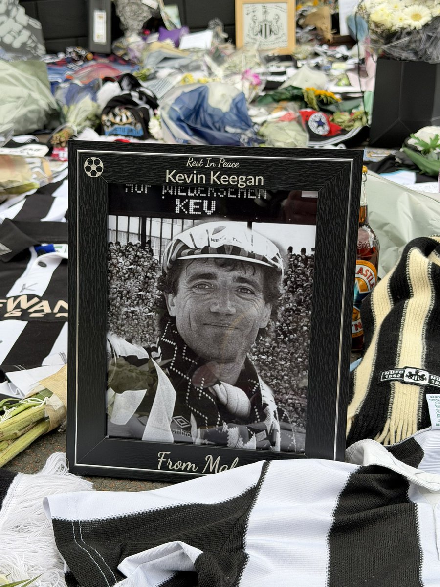 johnnyh69422734's tweet photo. Been to the Cathedral on the hill to pay my respects to special K..so many moving &amp; fitting tributes to the King of St James Park..rest well Kevin Keegan 🖤🤍🖤🤍🖤🤍 https://t.co/vn9sLXkqoT