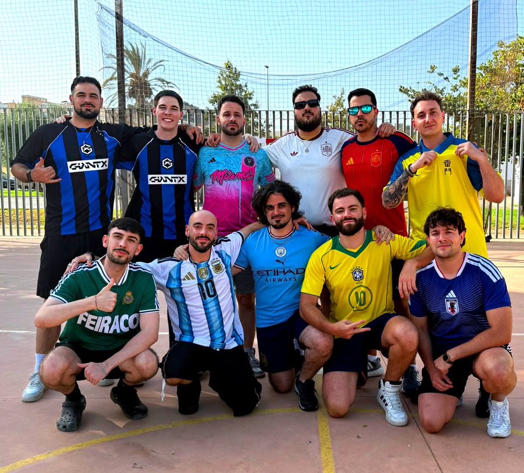 PokeAlex_'s tweet photo. crocs y camisetón del Depor, outfit perfecto para el Prolocke.

QUE LLEGUE YA EL DOMINGO CABRON https://t.co/n7K8WHn85F