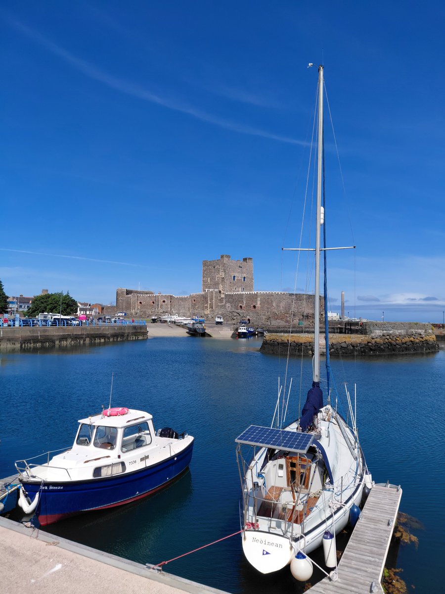OMWils's tweet photo. Beautiful day in Carrickfergus. Dulse and rock! #Northernireland https://t.co/mmU1Utf7BJ