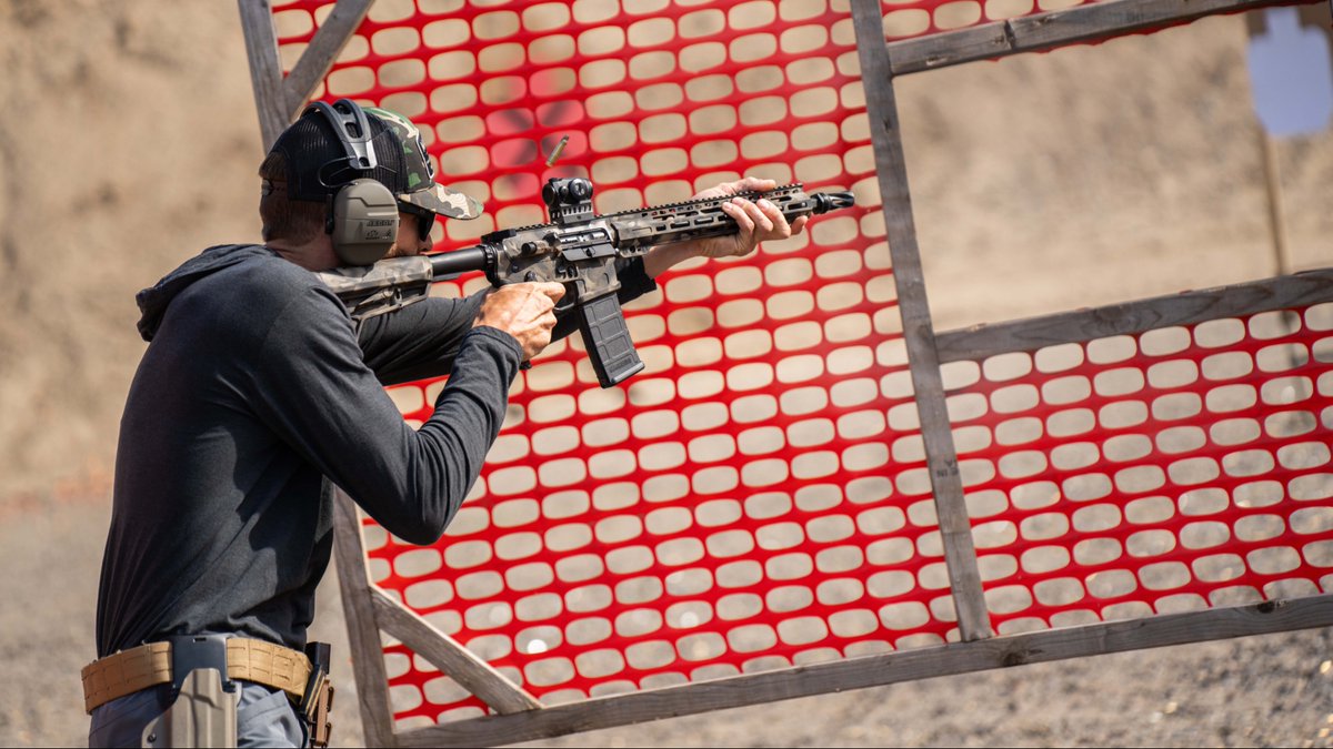 cyeleeopticsinc's tweet photo. Most people know us for our budget-friendly pistol optics, but the T10X Pro rifle red dot holds its own. Up to 50,000 hours of battery, a 2 MOA dot with a 30 MOA circle, daytime and NV settings, shake awake, and more.

https://t.co/ldVq2uuKkl https://t.co/EBt5vCBcei