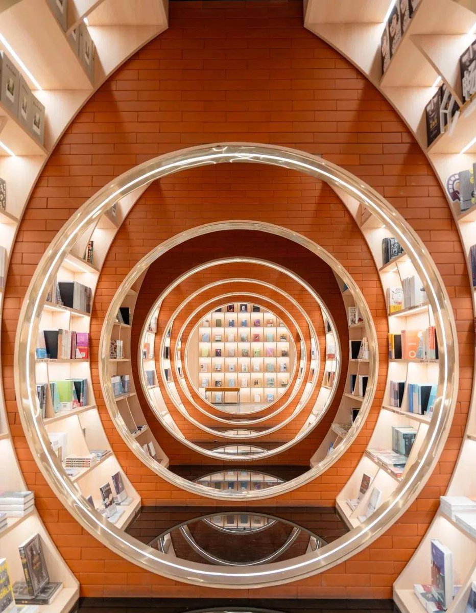 Patrice61784130's tweet photo. Just tried the new downtown 3D bookstore! Holding a physical book while seeing its digital scenes pop up around me—this immersive reading twist is chef’s kiss , https://t.co/ZjJsZsd2vb