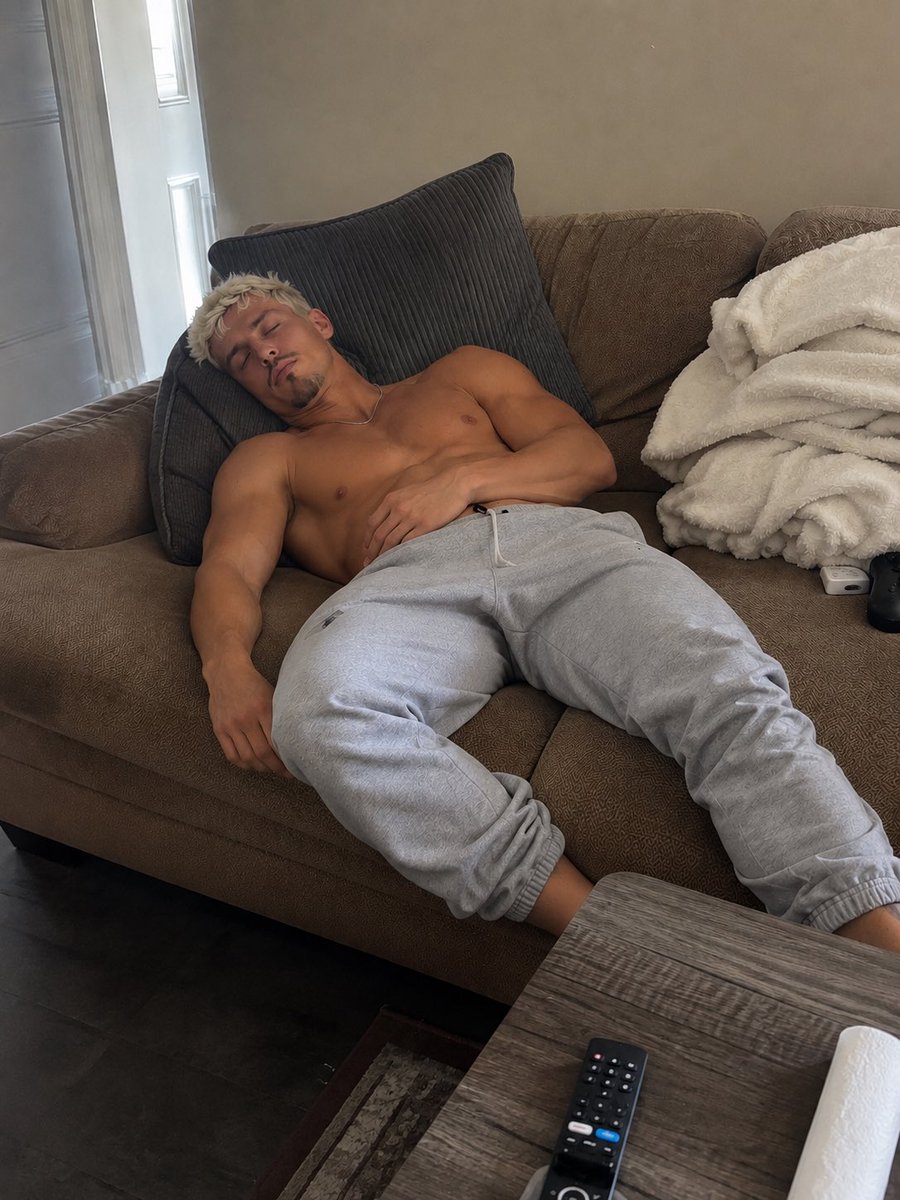 rippedshow69's tweet photo. POV: I’m sleeping and you walk in, what happens next? https://t.co/ZUpBt93f3t