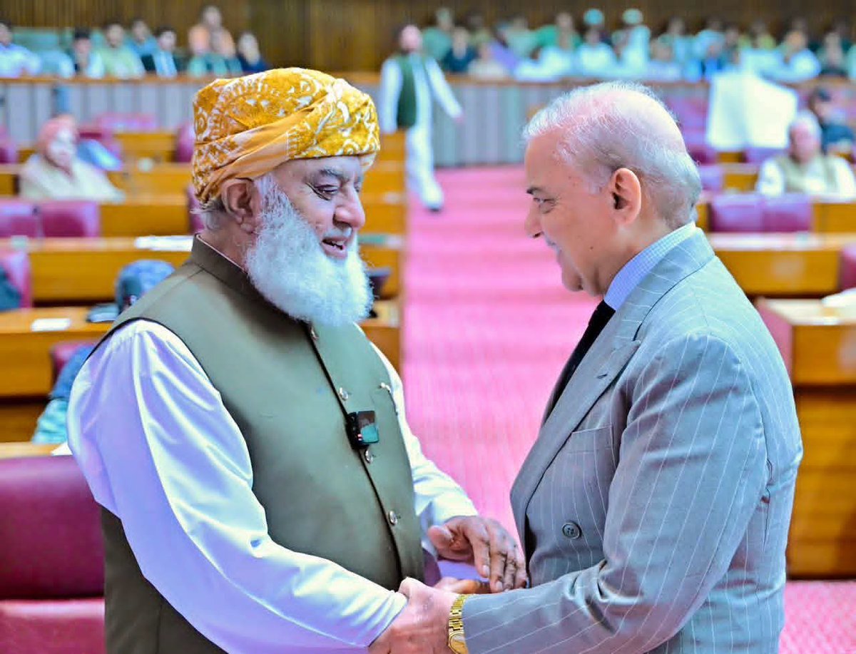 MustafaMeer01's tweet photo. جو لوگ کل تک مولانا فضل الرحمٰن کے در پر حاضری ��یتے تھے، آج وہی سیاسی اختلاف میں اپنی زبان کا معیار گرا رہے ہیں۔ وقت بدلتا رہتا ہے، مگر کردار ہمیشہ پہچانا جاتا ہے۔

#مولانا_کا_کڑوا_سچ
#کردارکےبادشاہ_مولانا
#قابض_چوکیدار
#اسٹبلشمنٹی_ٹٹو
#بزنس_نہیں_دفاع https://t.co/AlgPAmuuL2
