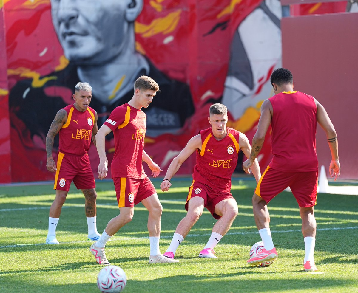 GalatasaraySK's tweet photo. 🦁 Aslanlarımız, yeni sezon hazırlıklarını bu akşam Kemerburgaz Metin Oktay Tesisleri’nde yaptığı antrenmanlarla sürdürdü. 💪 https://t.co/uMynI7qsFT
