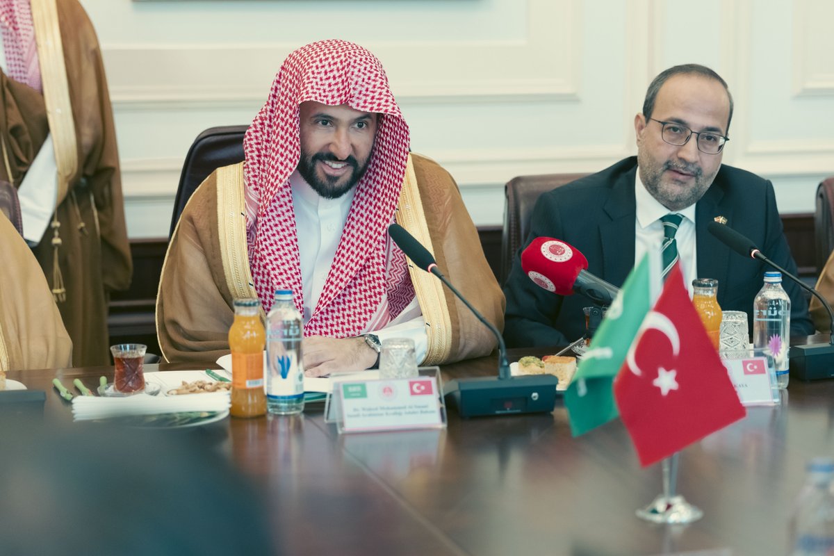 MojKsa's tweet photo. التقى معالي وزير العدل الدكتور وليد بن محمد الصمعاني، معالي وزير العدل في جمهورية تركيا السيد أكين غورليك، وبحثا سبل تعزيز التعاون العدلي والقانوني بين البلدين، وتفعيل مجالات مذكرة التفاهم الموقعة بين وزارتي العدل، بما يدعم تبادل الخبرات وتطوير مجالات العمل ذات الاهتمام المشترك. https://t.co/Kiua5s5Qn8