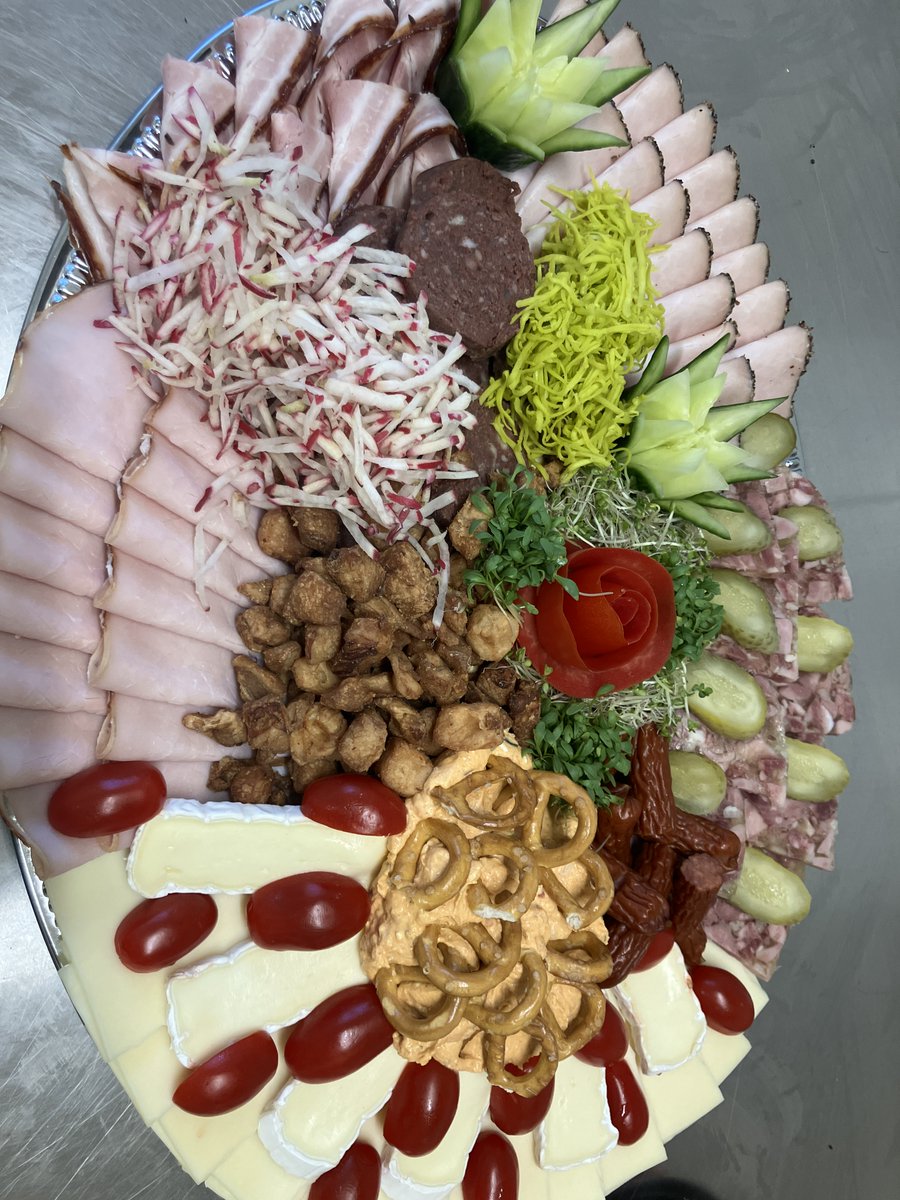 RadingerFranz's tweet photo. Ziguri Partyservice https://t.co/jRkxkW0I5E