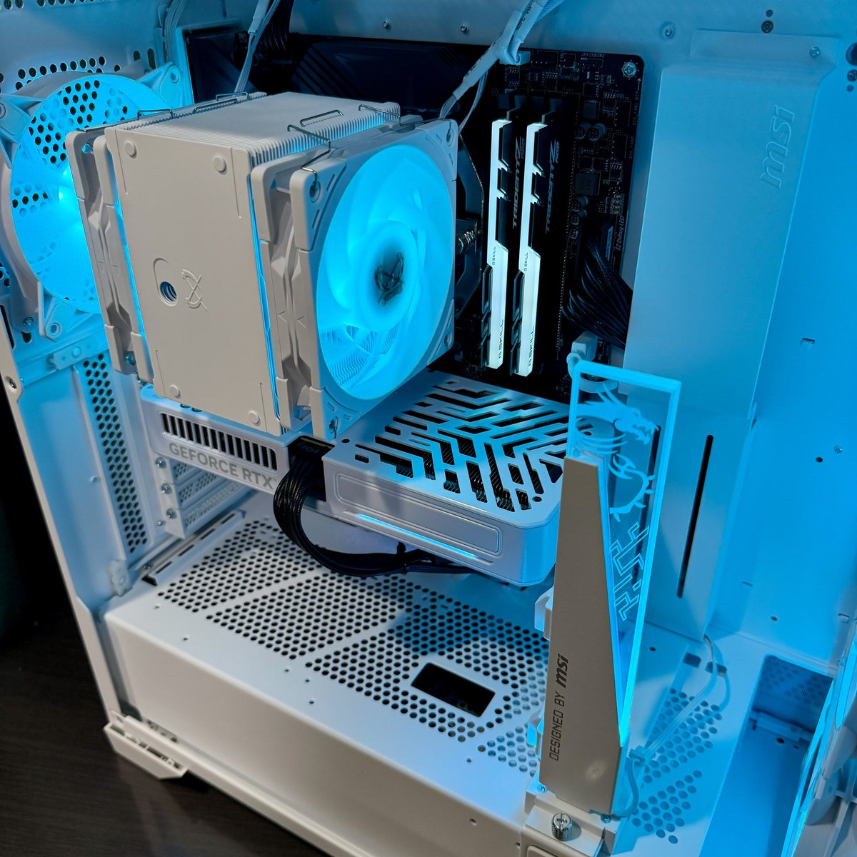 RiversecoOgawa's tweet photo. お客様からの依頼品✨
白ケースと水色のLEDが幻想的で綺麗です！

Ryzen7 5700X
RTX 5060Ti
DDR4 32GB RGB
m.2 SSD 1TB gen4 WD

メモリだけでなくSSDがめちゃくちゃ高騰していて、なかなかしんどい時期が続いております。
そんな価格高騰の最中、リバーズエコにご依頼頂き誠にありがとうございます😢

これからもリバーズエコは素敵なゲーミングPCをお作りして参ります！パソコンのご依頼はリバーズエコまでお気軽にお問い合わせください🥰

☆リバーズエコ ゲーミングPC 作成依頼はこちらから
https://t.co/RU9ohUK1mK

#リバーズエコ
#ゲーミングPC
#自作PC
#SSD高騰