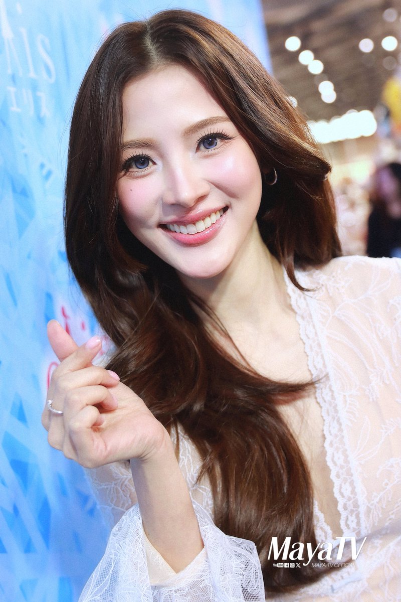 mayaonline2002's tweet photo. สวยสะกดใจ! ใบเฟิร์น พิมพ์ชนก #baifernbah ขึ้นแท่นพรีเซ็นเตอร์คนล่าสุดของ elis (เอลิส) เปิดประสบการณ์ความเย็นสดชื่นกับ "elis Freeze Cool" ในงาน "elis Freeze Cool..FREEZE THE MOMENT เริ่ดเกินต้าน"

Interview📽🔗https://t.co/N3h57wwONH

พร้อมให้สัมภาษณ์บรรยากาศสุดน่ารักในงาน #NYเขยนอร์เวย์สะใภ้ขอนแก่น เม้าท์แฟ่ดออกสเต็ปแดนซ์เอนเตอร์เทนเพื่อนๆ จนปวดตัว! เผยยังโสดแบบมีความสุข  

#elisThailand #FreezeTheMomentเริ่ดเกินต้าน #เอลิสฟรีซคลู #ใบเฟิร์นพิมพ์ชนก