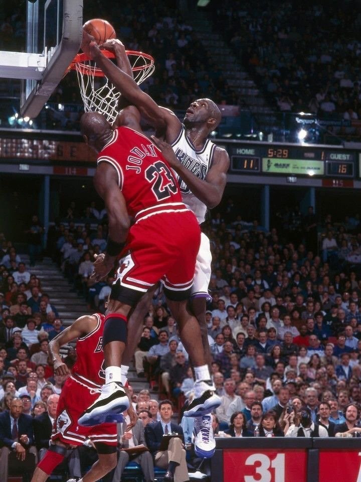 BBallNowandThen's tweet photo. A King rises to contest His Airness https://t.co/ZQtew9Reh2