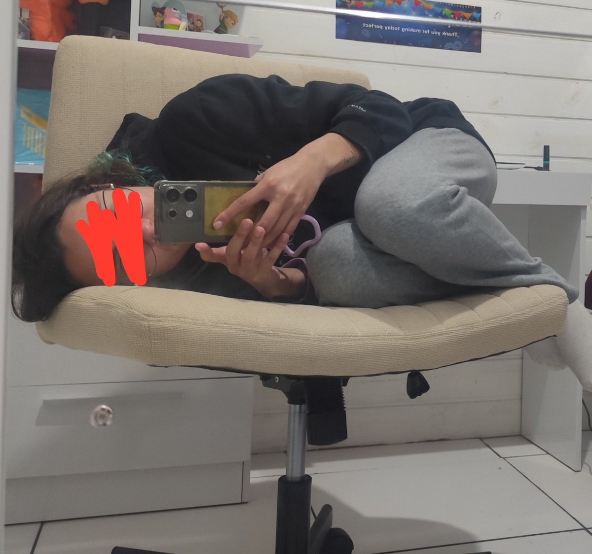 theroseez's tweet photo. ergonômicas são as maiorais

eu gosto de sentar com os pés pra cima da cadeira, então a minha é beeem espaçosa

me encolho em posição fetal e até cochilo nela 😂 https://t.co/7qyWgKejTN