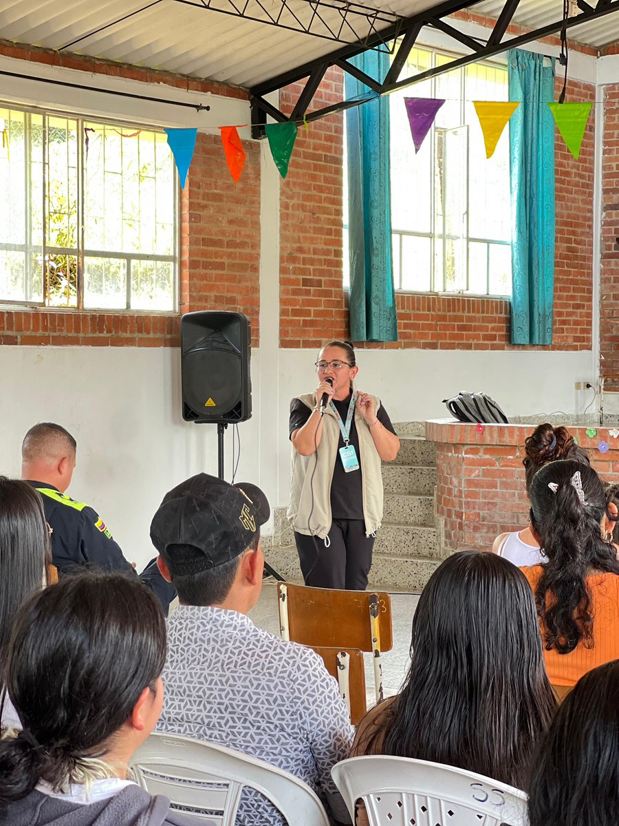 ICBFColombia's tweet photo. #BienestarBoyacá | En Campohermoso desarrollamos una jornada de la estrategia E-PAIS junto con la Policía de Infancia y Adolescencia y autoridades locales. Orientamos a estudiantes y familias sobre el uso seguro de las TIC, la prevención de riesgos y las rutas de atención. https://t.co/S7Iax8Tmvq