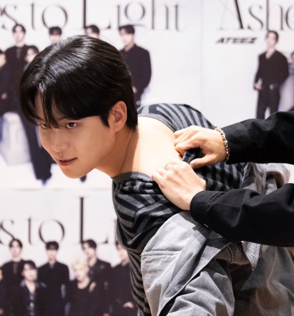 thinkinboutjh's tweet photo. free use omega jh who goes into heat insatiable as fuck and they just rip his clothes off cus his scent is so addicting and alluring they cant keep their hands off him @bearjjongo this is your fault. https://t.co/oGh1aPuUdz
