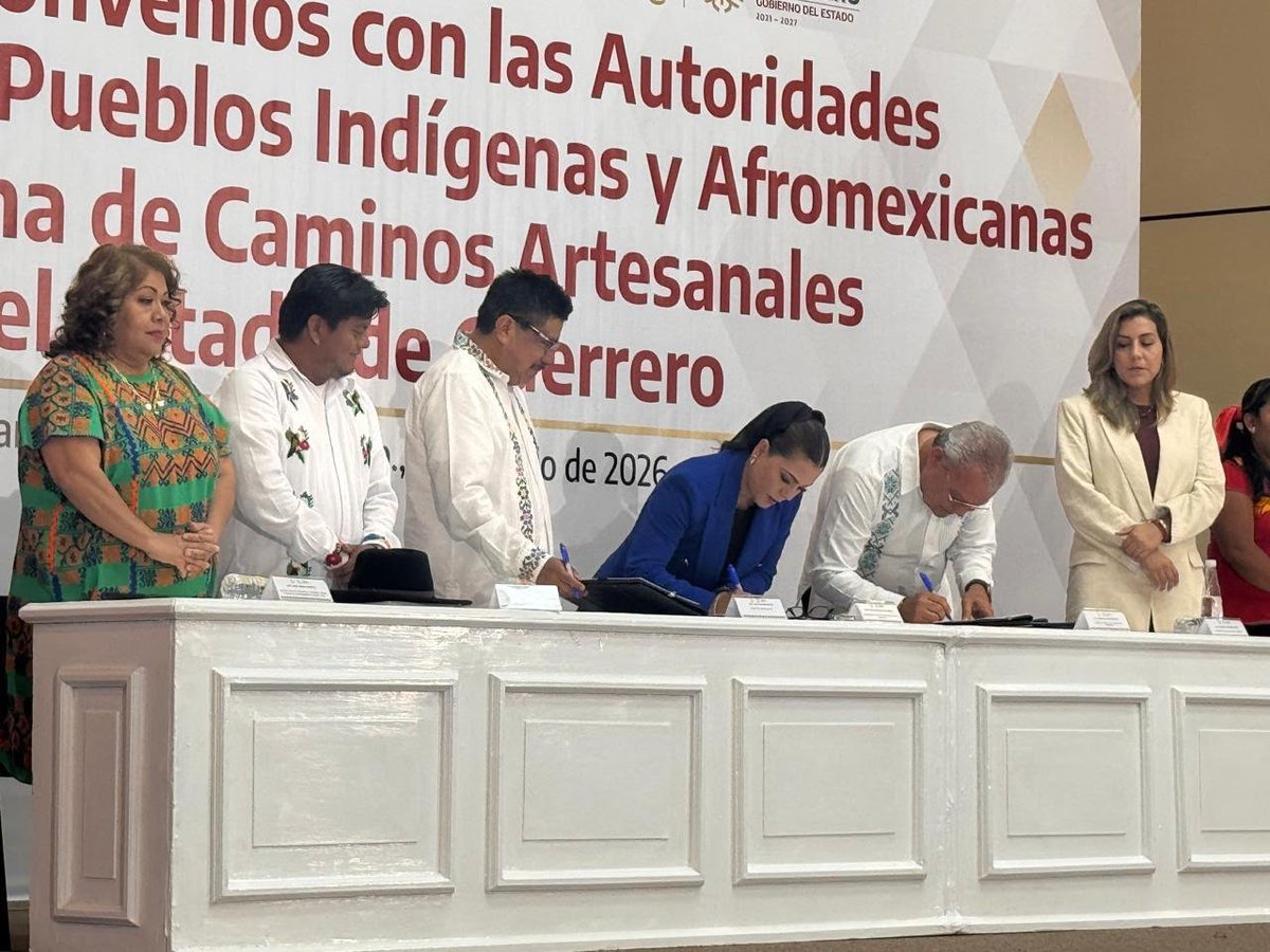 SICTGuerrero's tweet photo. 🛣️ Más caminos para el bienestar de Guerrero.

El Centro SICT Guerrero participó en la firma de convenios con autoridades comunitarias de pueblos indígenas y afromexicanos para impulsar el Programa de Caminos Artesanales en el estado. https://t.co/N6yEeOQx1j