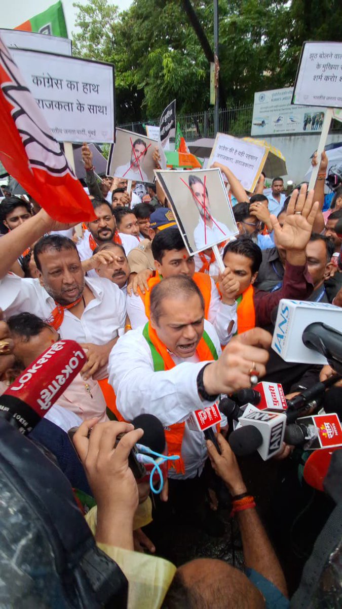 CAPratikKarpe's tweet photo. Under the leadership of BJP Mumbai President MLA Shri @AmeetSatam Ji, participated in BJP Mumbai,s strong protest outside the Congress’ Tilak Bhavan office today against Rahul Gandhi’s march towards the official residence of Hon’ble Prime Minister Shri @narendramodi Ji held yesterday.  BJP Mumbai General Secretary Aacharya @pawantripathi_  ji and padadhikari were present in large numbers.