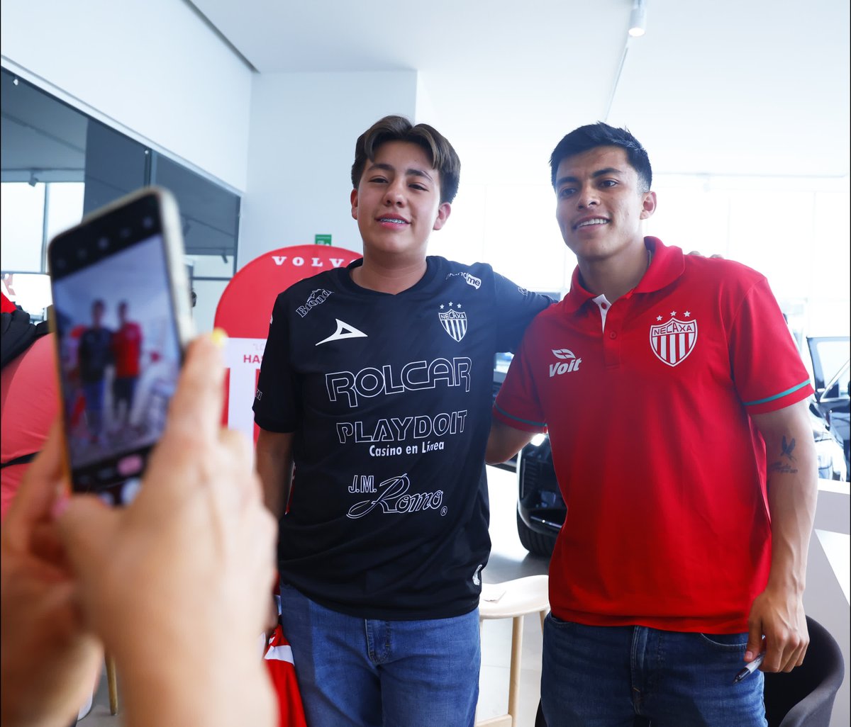 ClubNecaxa's tweet photo. ¡Una gran tarde junto a nuestra afición! ⚡️🚗

El Equipo de Aguascalientes salió de la cancha para convivir de cerca con su gente. Danny Leyva, Lorenzo Faravelli, Emilio Rodríguez, Adriana Meza y Fátima Bracamonte estuvieron presentes en la firma de autógrafos que nuestros amigos de #VOLVO organizaron en su agencia. 📸✍️

Fue una tarde llena de sonrisas y un gran ambiente. ¡Gracias a todos los que nos acompañaron!

🗞️ Lee la nota completa aquí: https://t.co/fhshn3ltUa 

#HastaElAlmaGrita ⚡️