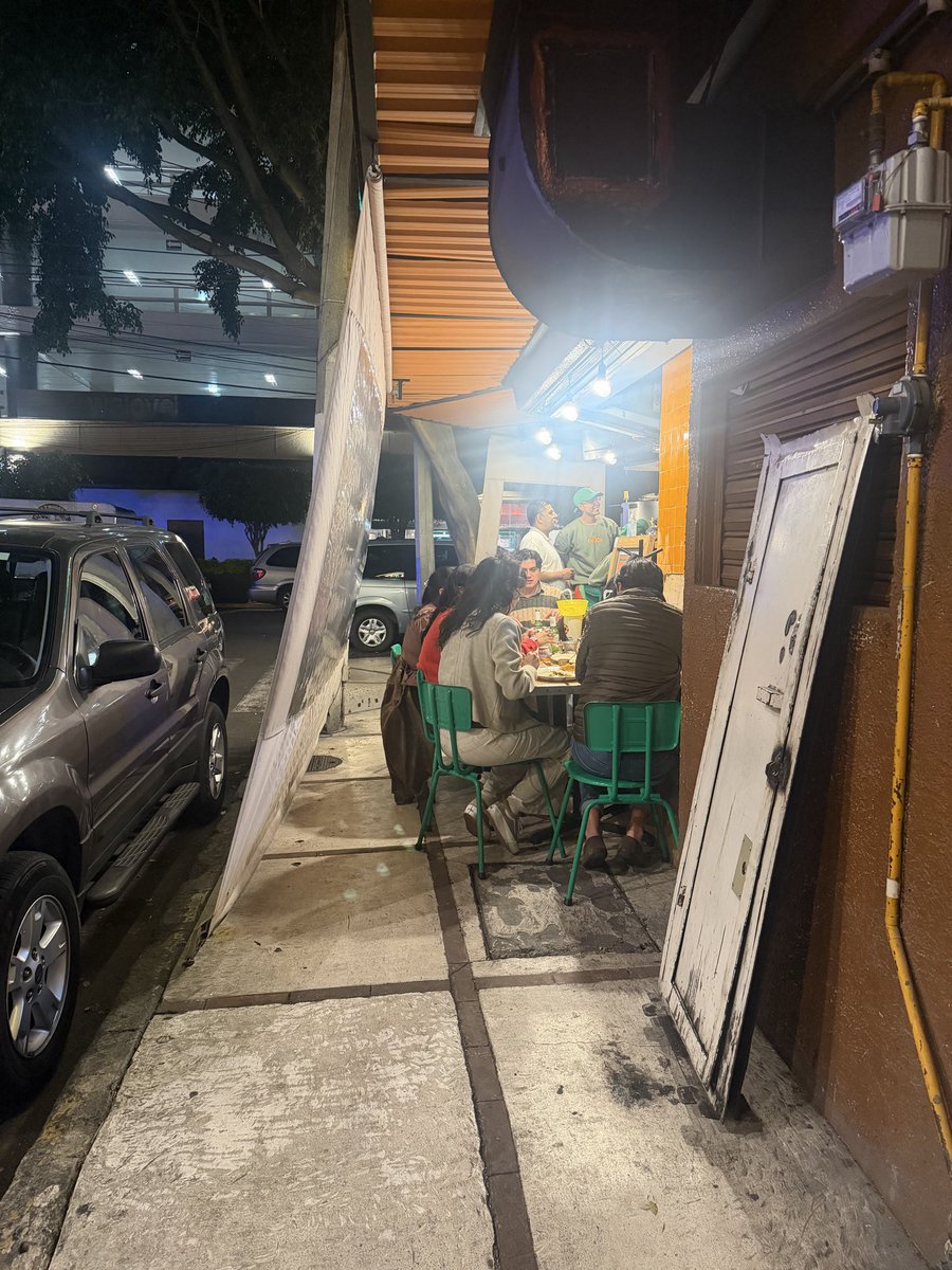 ludelfer's tweet photo. @inveacdmx sobre la calle de parroquia en Benito Juárez, varios comercios (casa de Yeya y el indio taquero) invaden las banquetas y no permiten el libre tránsito de los peatones, tienen permiso de colocar sus sillas y mesas en banquetas ?? @ClaraBrugadaM @BJAlcaldia https://t.co/GJfncDkQpf