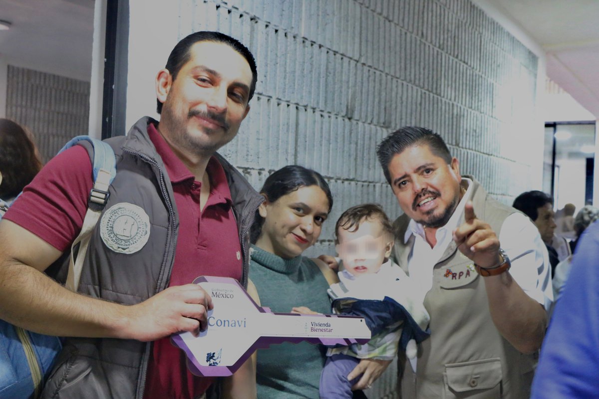 RobertoPantojaA's tweet photo. ¡GRAN DÍA! Hoy se entregaron llaves de Viviendas para el Bienestar en Vista Hermosa, #Michoacán, junto a @Conavi_mx y @SEDATU_mx, garantizando el derecho a una vivienda digna impulsado por la Presidenta @Claudiashein https://t.co/JnMUbqvj0E