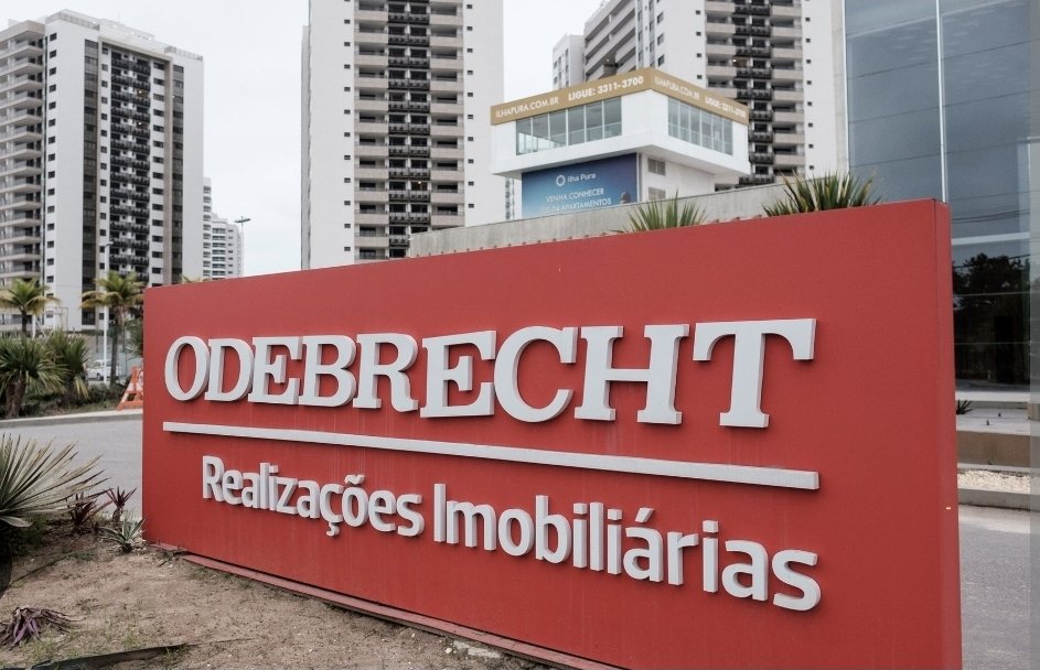 Interiano1Saul's tweet photo. Odebrecht. 

Imaginen un carro que va estilando mierda desde Brasil hasta México, eso es Odebrecht. 

Una empresa que, aprovechando la corrupción de la región, sobornó para obtener contratos multimillonarios.

En Brasil fueron condenadas 160 personas.

En Perú, 65 personas, incluyendo un expresidente, Alejandro Toledo. Alan García, Caballo Loco, se suicidó antes de ser arrestado. 

En Colombia, 20 personas condenadas. 

En Ecuador, 8 personas, incluyendo un exvicepresidente, Jorge Glas. Panamá, 12 personas, incluyendo a los hermanos Martinelli, hijos del ex presidente Ricardo Martinelli, y que estuvieron presos aquí.  

República Dominicana, 2 personas condenadas, incluyendo al exministro de obras públicas, Victor Diaz Rúa. 

México y Venezuela, ninguna condena. 

En Guatemala, condenadas algunas personas de bajo perfil. Baldizón, Sinibaldí, diputados y muchos otros, libres.
