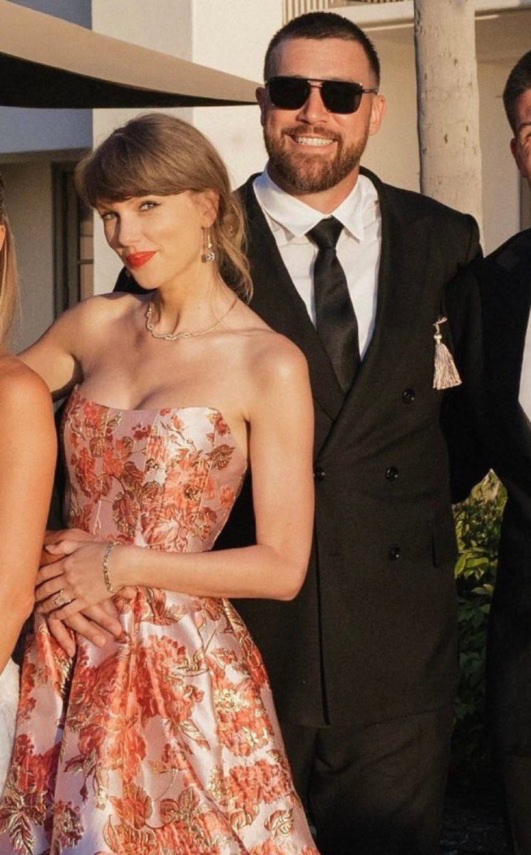 dearsswiftie's tweet photo. my fave tayvis pics https://t.co/M2I35SH1d2