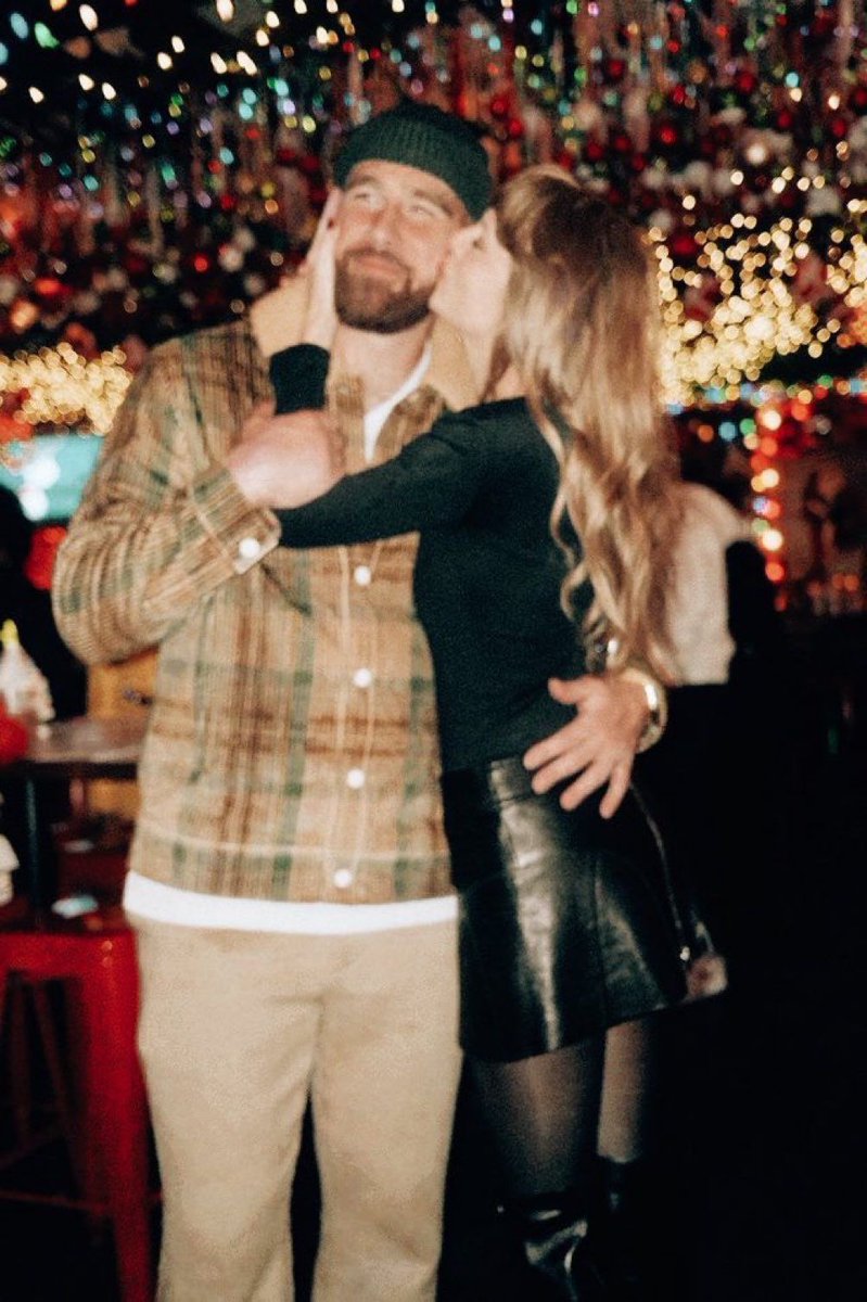 dearsswiftie's tweet photo. my fave tayvis pics https://t.co/M2I35SH1d2
