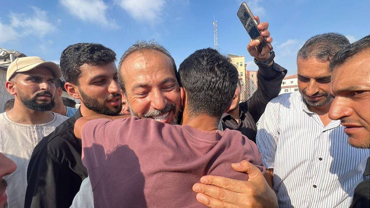 DmodosCutter's tweet photo. Israeli occupation releases 35 Palestinians back to the Gaza Strip after months of torture and starvation in Israeli detention camps. 

They were all transported to Naser medical complex for examination and treatment, as they were all in poor condition due to inhumane treatment they endured  in Israeli detention camps.