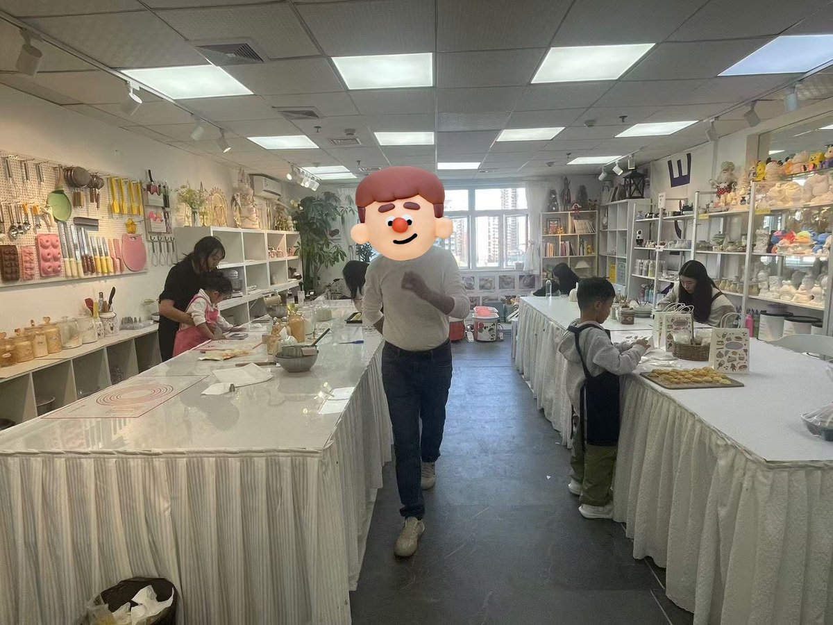 cwolfy1984's tweet photo. Neighbor Lily brought warm homemade cookies for everyone in the building today—small sweet things make big neighborhood vibes! https://t.co/SPaAVj277E