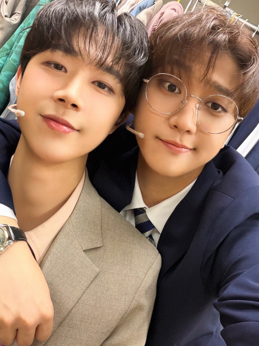 joochstar's tweet photo. Today is the last day for Donghyun and Joochan to perform Get off work at 6PM musical together....... 

Time flies...... Why..... ㅠㅠㅠㅠㅠㅠ https://t.co/10VPugkrlu