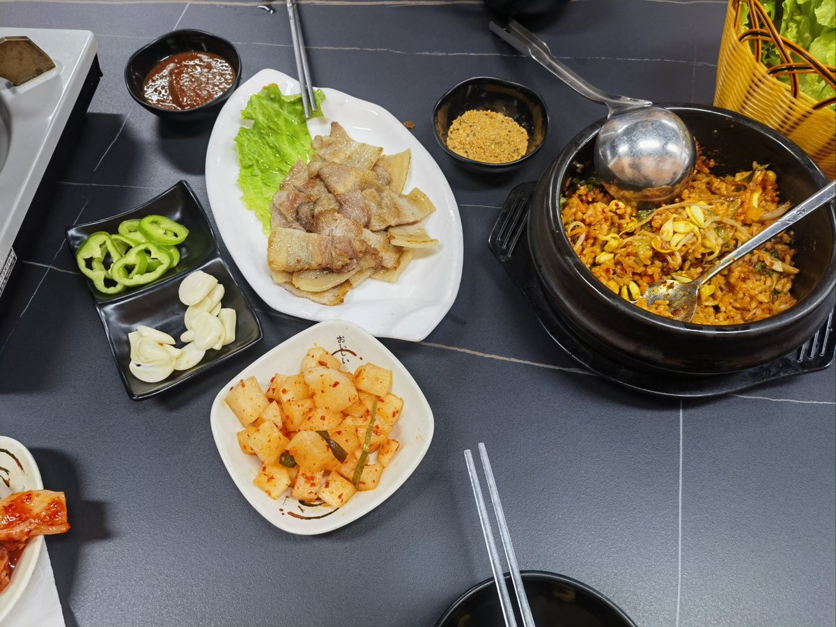 cjw89925079's tweet photo. [Crispy kimchi fried rice with spicy gochujang and a runny marinated egg—comfort from Seoul’s street stalls, bright and fiery on a rainy weekday.  #KoreanFood] https://t.co/wt7jmlLU8l