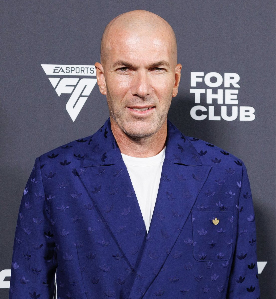 ActuFoot_'s tweet photo. 🚨🚨 ZINEDINE ZIDANE SERA OFFICIALISÉ MARDI À LA TÊTE DES BLEUS !!!! 🇫🇷🤩

🗞️ @lequipe https://t.co/KjzxM9eFeZ