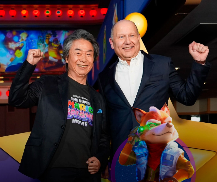 danielreen's tweet photo. Acho que é até óbvio falar a essa altura, mas Shigeru Miyamoto confirmou em entrevista que Star Fox retornou aos games por conta de sua participação no filme de Mario:

“Eu não decido tudo sobre o lineup (dos jogos), mas discutimos que ‘temos uma ideia de incluir o Fox no roteiro do filme (se referindo ao filme de Super Mario Galaxy), então definitivamente queremos um novo jogo de Star Fox."

"Às vezes, as coisas são decididas depois que as discutimos. Começamos a trabalhar no primeiro filme do Mario e em Princess Peach Showtime mais ou menos na mesma época e falamos sobre coisas como: ‘Se tivermos esse jogo, a Peach não deveria ser mais enérgica no filme também?’ Foi decidido cedo que o Yoshi apareceria em Super Mario Galaxy: O Filme, então decidimos fazer um jogo do Yoshi, e foi assim que o desenvolvimento de Yoshi and the Mysterious Book começou."

"É uma situação caso a caso, mas acho que continuaremos mantendo uma boa relação entre os jogos e outros desenvolvimentos.”

Precisamos que Wario apareça no próximo filme para um Wario Land novo...