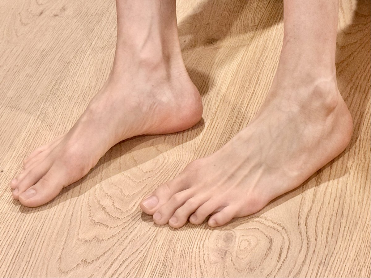radbadb0y's tweet photo. Some ppl like chubby feet, some ppl like hairy feet, I have slim and angular feet. Is that ok? 👣
#barefeet #malefeet #feet #footarch #baresoles #pinksoles #toes https://t.co/DjP1z0RGOK