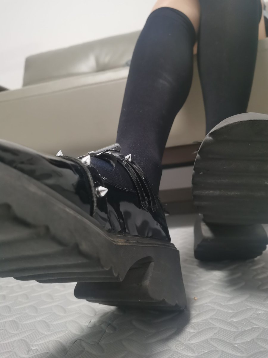 s138888's tweet photo. 小贱狗对有味道的脚是很着迷了，跟真小狗一样喜欢扒拉着到处咬，给我咬疼了，被一脚踹开，还吐出舌头学狗叫 https://t.co/D78K6oMkmA