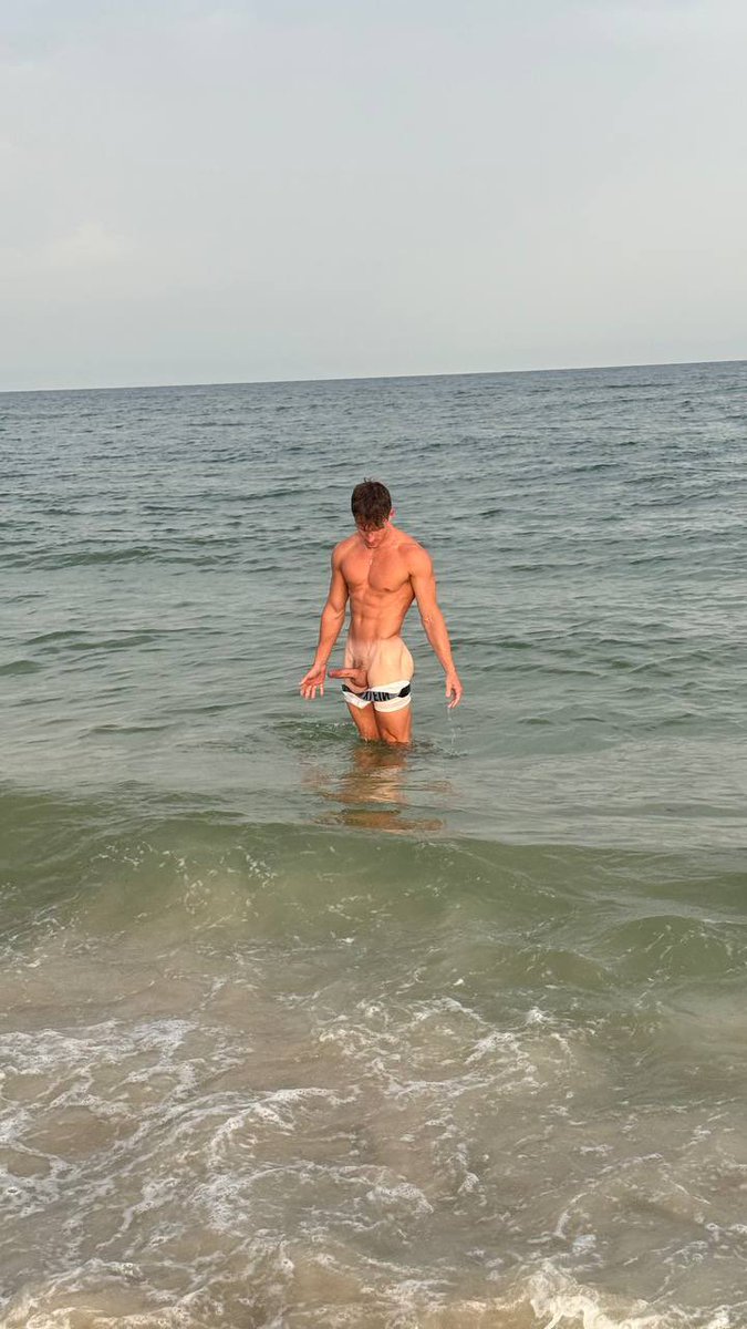 RyderrReid's tweet photo. Would you rescue me out of the water? 😏 https://t.co/DZdUAfvTY9