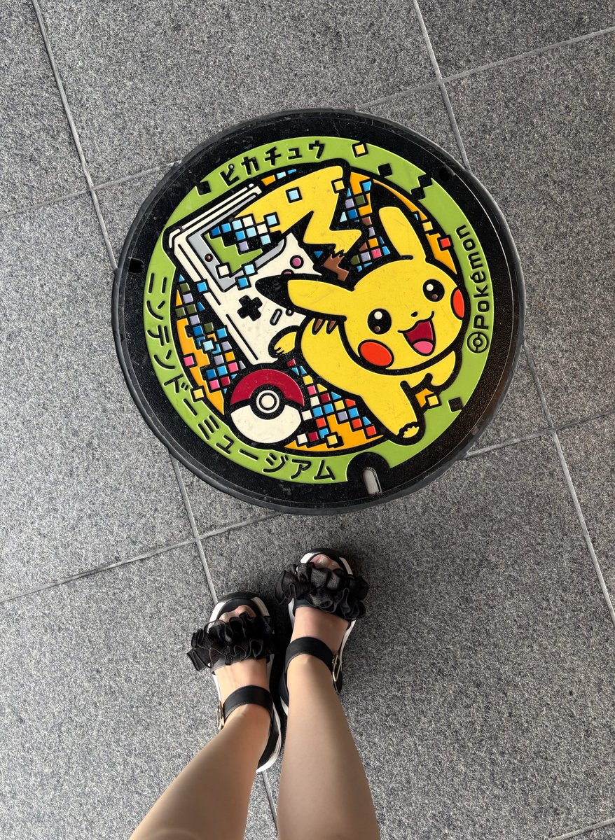 uryan's tweet photo. 念願の！！
ニンテンドーミュージアム！！
抽選当たって初めて行ってまいりましたー！

楽しすぎた！！！
体験エリアではお友達とみんなでデカコントローラーでゼルダやったり、時雨殿で百人一首やったり、花札で遊んだり、オリジナルの花札つくったり！(好きな月選べるの、鶯可愛いから2月にした！)

ハンバーガーは好きなパンと具材とソースを自由に組み合わせられて、それ自体がもう遊び！そして美味しかったー！

ミュージアムは内容充実すぎて何時間でも居られそう
自分の出てるゲーム並んでると嬉しいね😆

3DSの通信で宮本さんとかのスペシャルMiiとすれ違えると聞いたので持っていったらほんとに他の人ともたくさんすれ違ってた…！

いろんなところにポケモン隠れてたりカフェにプレゼント風船🎈飛んでたり、隅々まで作り込まれてて、
楽しすぎたのでぜったいまた行きたいー🥰

#ニンテンドーミュージアム