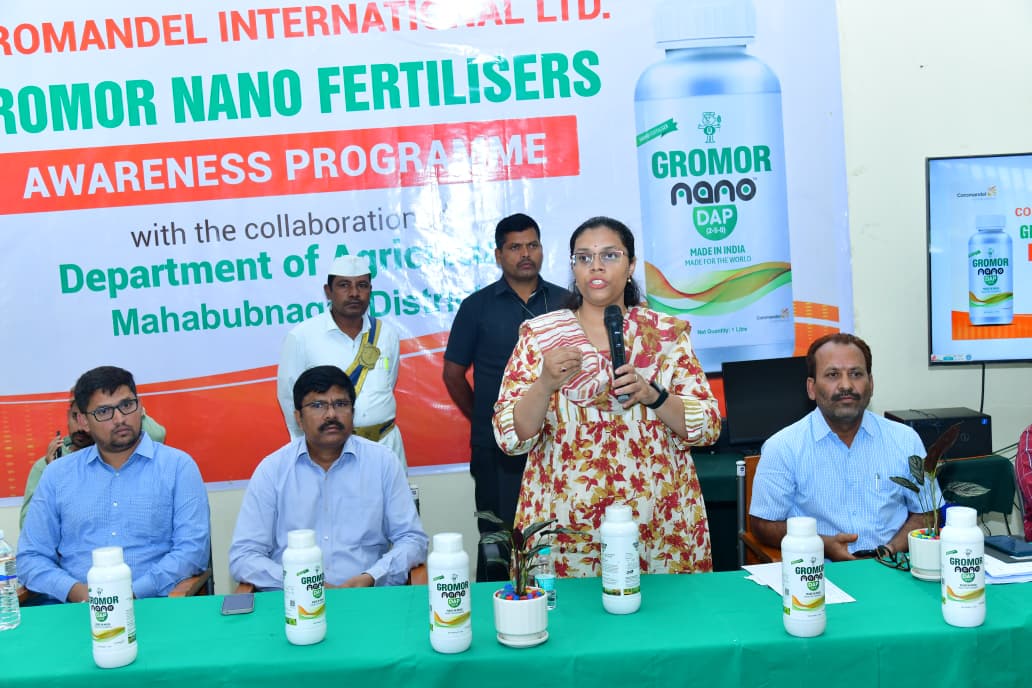 Collector_MBNR's tweet photo. భూత్పూర్ రైతు వేదికలో బుధవారం నిర్వహించిన గ్రోమోర్ నానో ఎరువుల అవగాహన కార్యక్రమంలో జిల్లా కలెక్టర్ శ్రీమతి ఖుష్బూ గుప్తా, IAS గారు వ్యవసాయ అధికారులు, మండల వ్యవసాయ అధికారులు (MAOs), వ్యవసాయ ��ిస్తరణ అధికారులు (AEOs)తో కలిసి ప్రత్యామ్నాయ కార్యాచరణ ప్రణాళిక, ప్రత్యామ్నాయ పంటల సాగు, ఎల్‌నినో ప్రభావం, నానో యూరియా ప్రయోజనాలపై సమీక్ష నిర్వహించారు. ఎల్‌నినో ప్రభావంతో వర్షాభావ పరిస్థితులు నెలకొనే అవకాశం ఉన్న నేపథ్యంలో రైతులు సంప్రదాయ పంటలతో పాటు తక్కువ నీటితో సాగు చేయగల ప్రత్యామ్నాయ పంటలపై దృష్టి సారించాలని సూచించారు. @TelanganaCMO @TelanganaCS @IPRTelangana #ElNino #ContingencyPlan #AlternativeCrops #NanoUrea