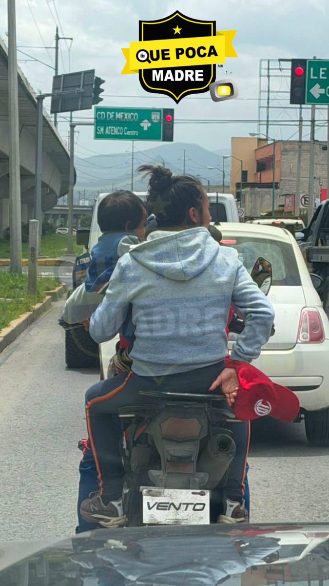 QuePocaMadre_Mx's tweet photo. ❌👶🏍️‼️DÍGANLE A MI COMADRE QUE ES BIEN PELIGROSO TRAER A LAS CRIATURAS ASÍ‼️🤦‍♂️

🤳#DenunciaCiudadana 

🗣️Esto ocurrió sobre Avenida Las Torres, en #Toluca #Edomex, esta pareja circulaba en #motocicleta llevando a un pequeño en brazos, sin casco ni la protección adecuada, y sin placas. Por imprudencias así ocurren las tragedias.

@EstatalEdomex @SEGURIDADTOL