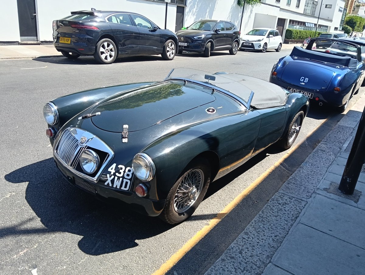 SMichaelRocks's tweet photo. A pretty MG out on a pretty London afternoon 

I love these barchetta-style roadsters ✌️ https://t.co/C4m7UgXxE0