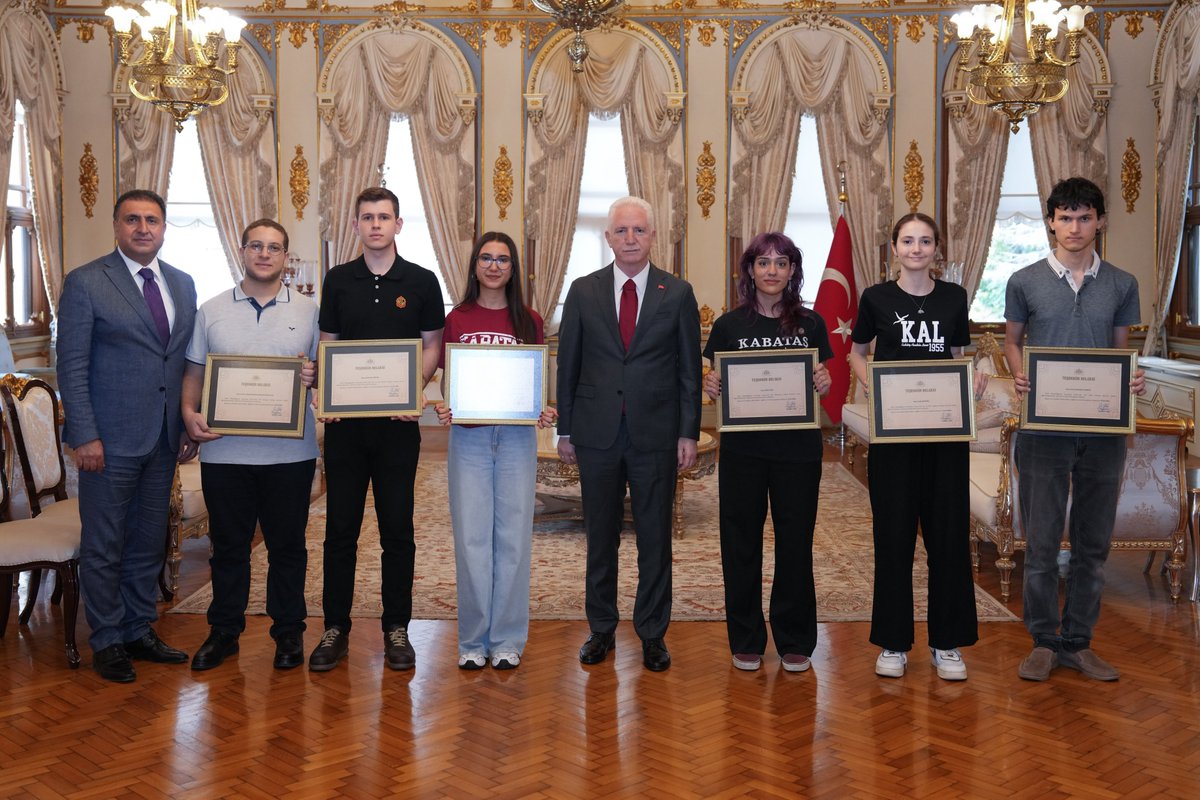 istanbulilmem's tweet photo. Valimiz Sayın Davut Gül ve İl Millî Eğitim Müdürümüz Murat Mücahit Yentür, 2026 Yükseköğretim Kurumları Sınavı (YKS) İstanbul birincileri;

​🥇 Şerif Efe Dartar (Kabataş Erkek Lisesi - TYT ve AYT Birincisi)
🥇 Tuğsem Bahar (Kabataş Erkek Lisesi - AYT Birincisi)
🥇 Eylül Uyar (Kabataş Erkek Lisesi - YDT Birincisi)
🥇 Enes Salahaddin Coşkun (Kartal Anadolu İmam Hatip Lisesi - AYT Birincisi)
🥇 Ammar Moataz Mohamed İbrahim Mahmoud (Kartal Anadolu İmam Hatip Lisesi - YDT Birincisi)
🥇 Doğa Erdemir (Kadıköy Anadolu Lisesi - TYT ve YDT Birincisi) öğrencilerimiz ve aileleri ile Valiliğimizde bir araya geldi.

​📍 İstanbul Valiliği

@tcmeb @Yusuf__Tekin @TC_istanbul @gul_davut @MucahitYentur
