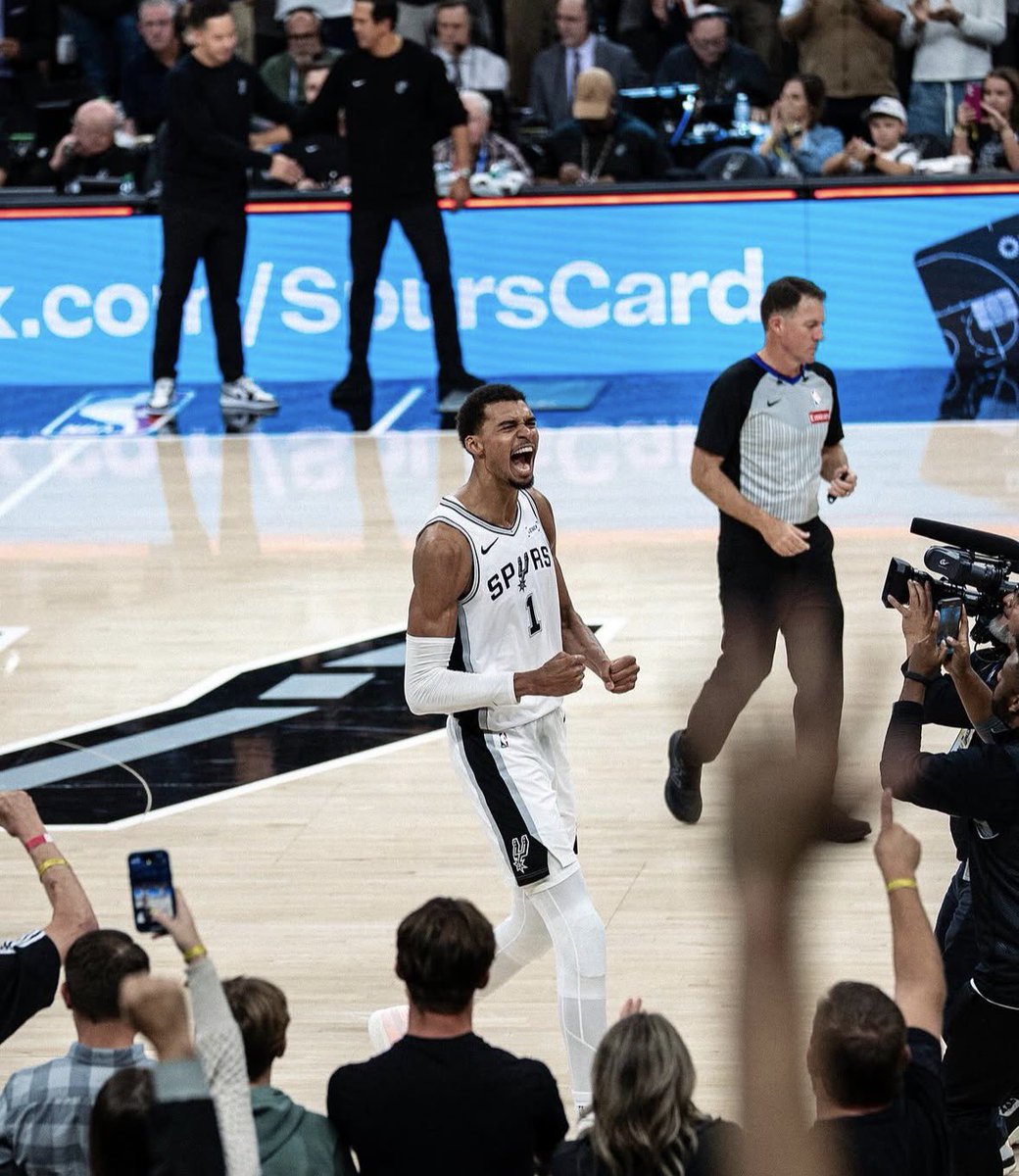 Spurs_France_'s tweet photo. Wembanyama sur sa prolongation :

« Nous avons une bonne équipe. Mais ce qui est encore plus grand, c’est notre potentiel.

La réalité de la NBA c’est que le potentiel des équipes n’est pas réalisé à cause de l’argent. Je veux juste m’assurer que ce ne sera jamais notre cas. » https://t.co/Gb4owpoth2