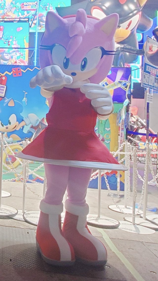 AmyMascotFan's tweet photo. *Sees you and points cutely* https://t.co/WYN9RZBzvL