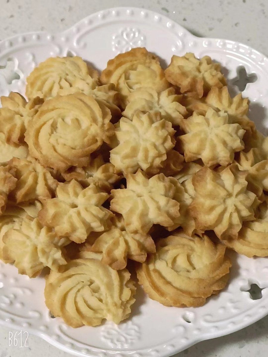 Asd1535192's tweet photo. [Today’s fun: baking mini cookies with my kid! Flour everywhere, but lots of laughter  #FamilyTime #ParentKidFun]， https://t.co/3ovKpJz3lG