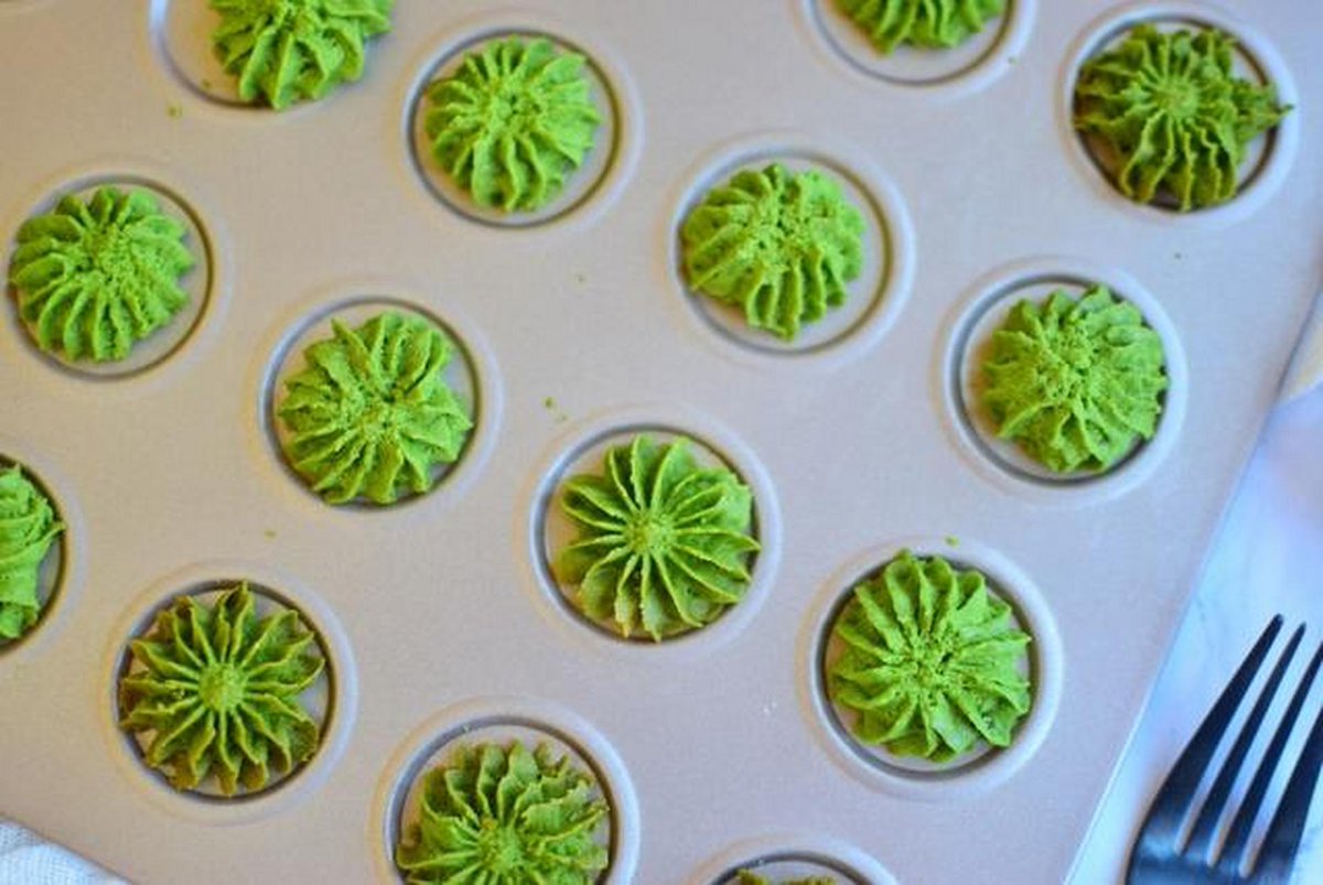 Zero01143's tweet photo. Just grabbed the cutest matcha cookies from the new bakery around the corner  Sharing 3 with my roomies—who else needs a sweet pick-me-up today https://t.co/iZzsryoClb