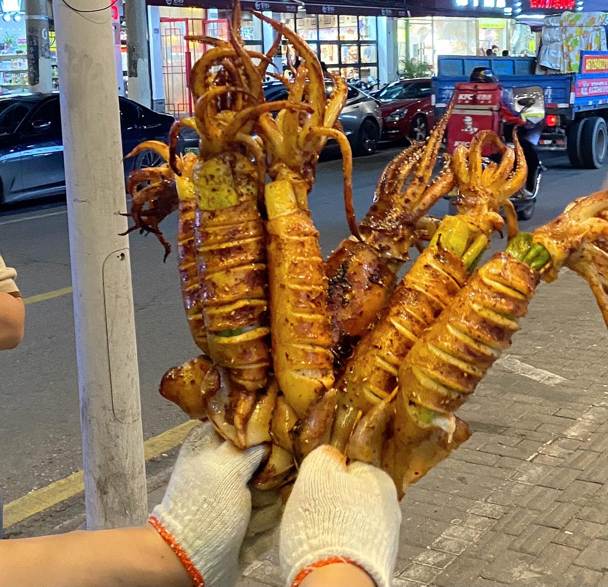 parkjs035403's tweet photo. Craving late-night snacks This crispy golden fried squid skewer from the street stall is everything—hot, savory, perfectly seasoned! Grab one before it sells out, you won’t regret it. https://t.co/WpEk0RO6Es