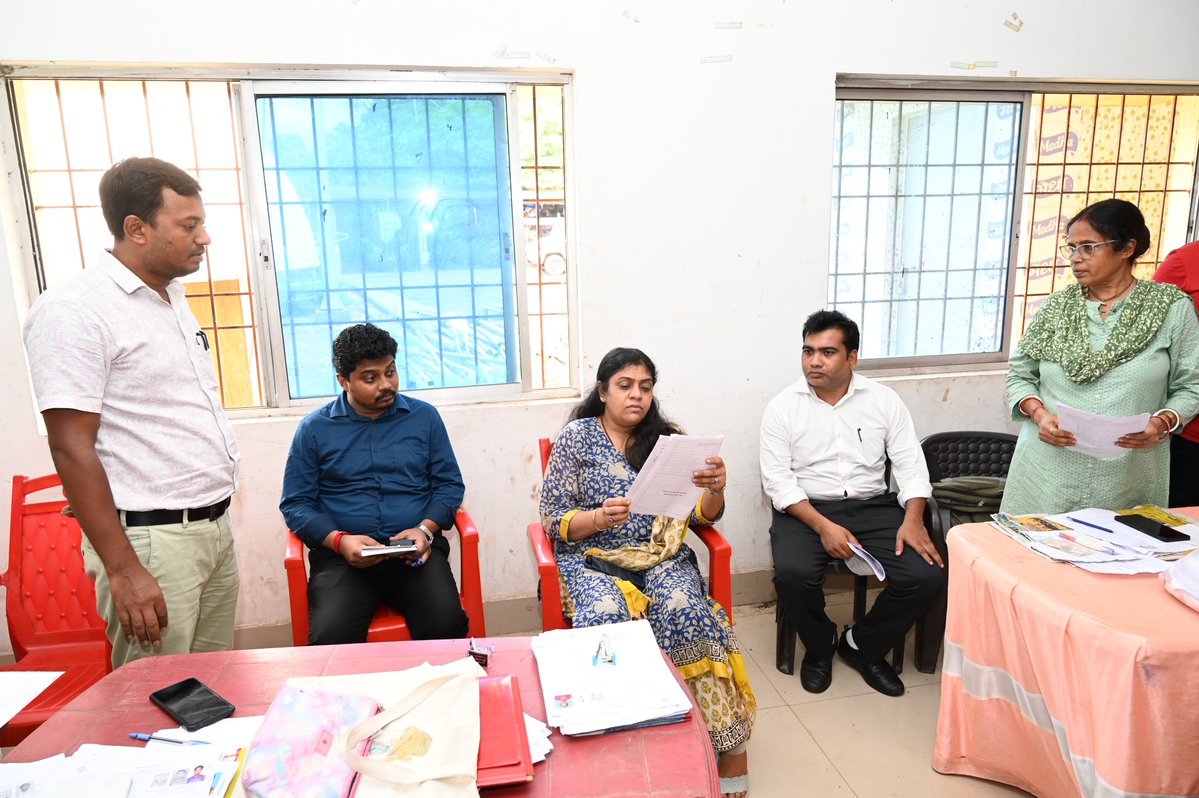 dcpakur's tweet photo. विशेष गहन पुनरीक्षण (SIR-2026) के तहत विभिन्न मतदान केंद्रों का निरीक्षण कर बीएलओ-बीएलए-2 बैठक एवं चुनाव पाठशाला में भाग लिया।मतदाता सूची को 100% त्रुटिरहित, अद्यतन एवं समावेशी बनाने, प्रत्येक पात्र मतदाता का नाम सुनिश्चित करने का निर्देश दिए।
@ECISVEEP 
@ceojharkhand https://t.co/qwj53ZXIK4