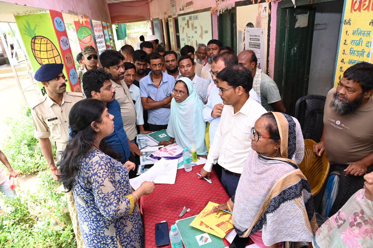 dcpakur's tweet photo. विशेष गहन पुनरीक्षण (SIR-2026) के तहत विभिन्न मतदान केंद्रों का निरीक्षण कर बीएलओ-बीएलए-2 बैठक एवं चुनाव पाठशाला में भाग लिया।मतदाता सूची को 100% त्रुटिरहित, अद्यतन एवं समावेशी बनाने, प्रत्येक पात्र मतदाता का नाम सुनिश्चित करने का निर्देश दिए।
@ECISVEEP 
@ceojharkhand https://t.co/qwj53ZXIK4