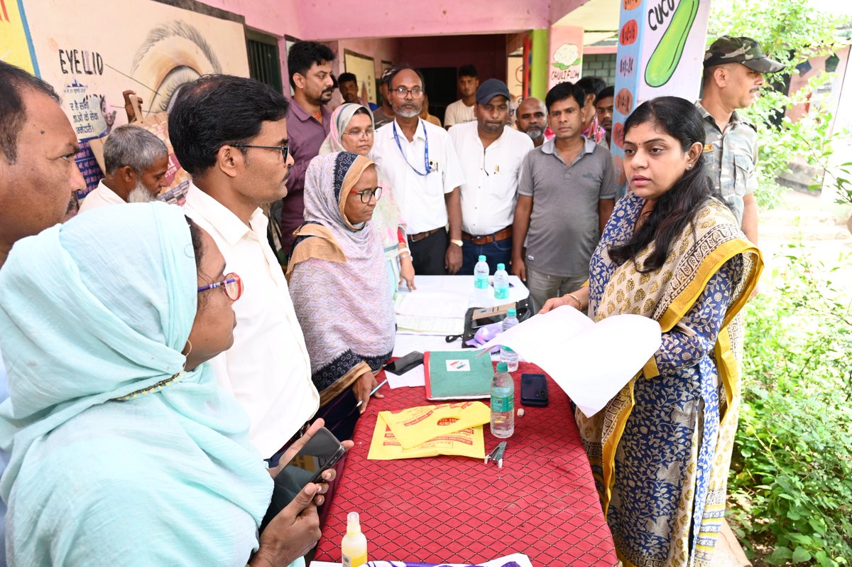 dcpakur's tweet photo. विशेष गहन पुनरीक्षण (SIR-2026) के तहत विभिन्न मतदान केंद्रों का निरीक्षण कर बीएलओ-बीएलए-2 बैठक एवं चुनाव पाठशाला में भाग लिया।मतदाता सूची को 100% त्रुटिरहित, अद्यतन एवं समावेशी बनाने, प्रत्येक पात्र मतदाता का नाम सुनिश्चित करने का निर्देश दिए।
@ECISVEEP 
@ceojharkhand https://t.co/qwj53ZXIK4