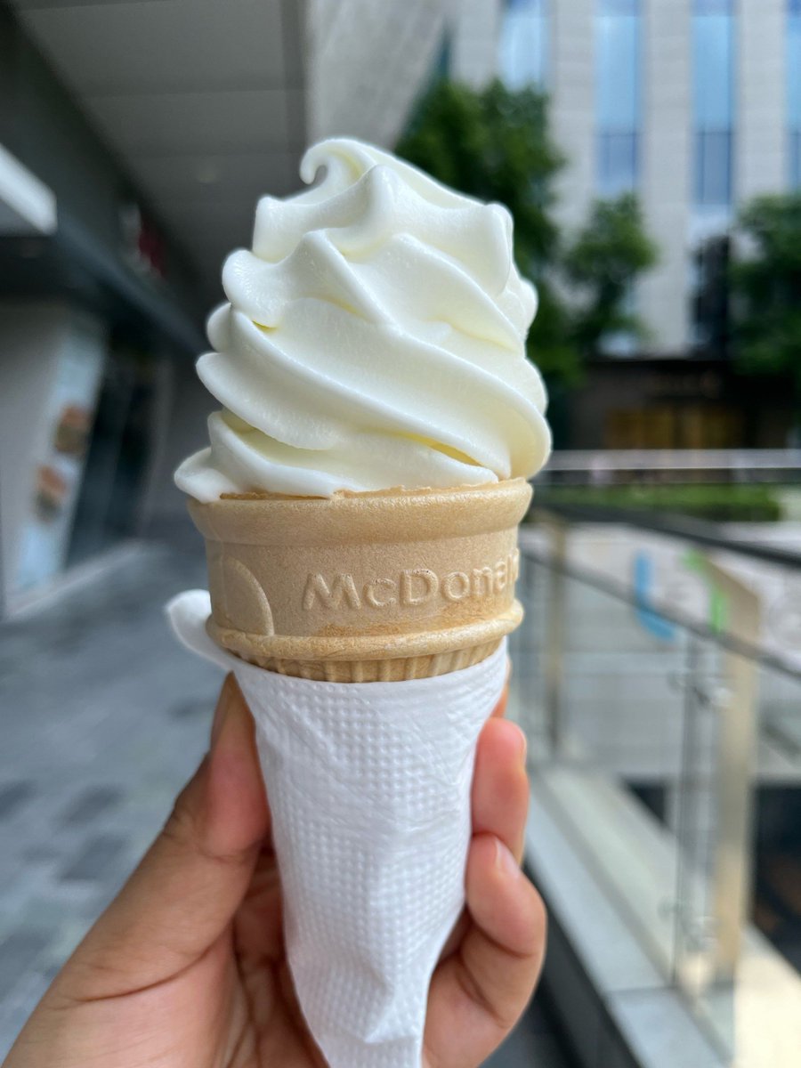 hogildae's tweet photo. [Sunshine + 25°C + a breeze = perfect spring afternoon! Grabbing my iced latte and heading to the park ]， https://t.co/DD56xiztNA