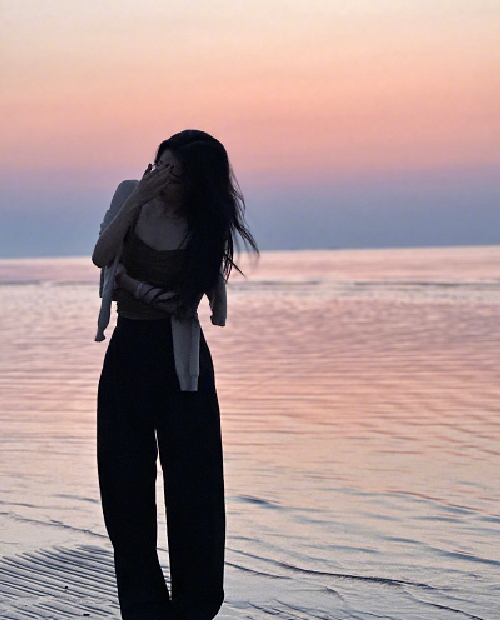 NatachaRodri1's tweet photo. Just wrapped up a day trip to the coastal town—salt air in my hair and perfect sunset snaps https://t.co/5Z11E9kAeh