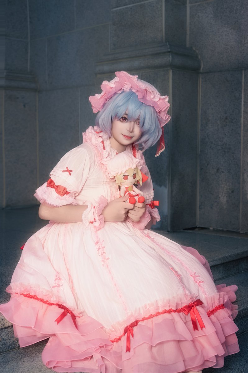 Neidaibot114's tweet photo. ＃東方Project/＃レミリア・スカーレット
•*¨*•.¸¸♬︎•*¨*•.¸¸♬︎•*¨*•.¸¸♬︎•*¨*•.¸¸♬

[昼と夜、どちらがお好みかしら?]
[你更喜欢白天，还是夜晚呢？]

•*¨*•.¸¸♬︎•*¨*•.¸¸♬︎•*¨*•.¸¸♬︎•*¨*•.¸¸♬︎

出镜:@做0怕疼做1太帅不如当⑨ 
摄/后:@降频天星 
妆:@秋犬巡椛 https://t.co/m8GBOjZOcw