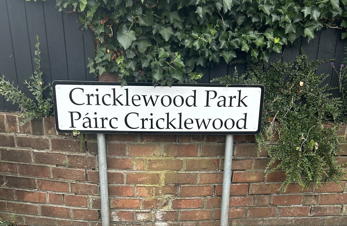 PurpleStandard's tweet photo. Thanks to the follower who sent me this cracker 😂

A so called “dual language” sign, blink and you wouldn’t see the difference. Other than annoying your Unionist neighbours what is the point of this nonsense?! https://t.co/X74Tr1Z0Jv